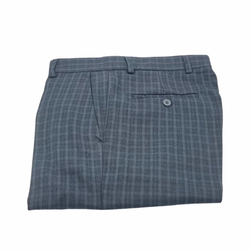 Calça social masculina cinza xadrez dobrada, vista traseira com caimento reto