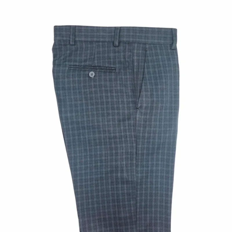 Calça social masculina cinza xadrez dobrada, bolso traseiro com acabamento premium