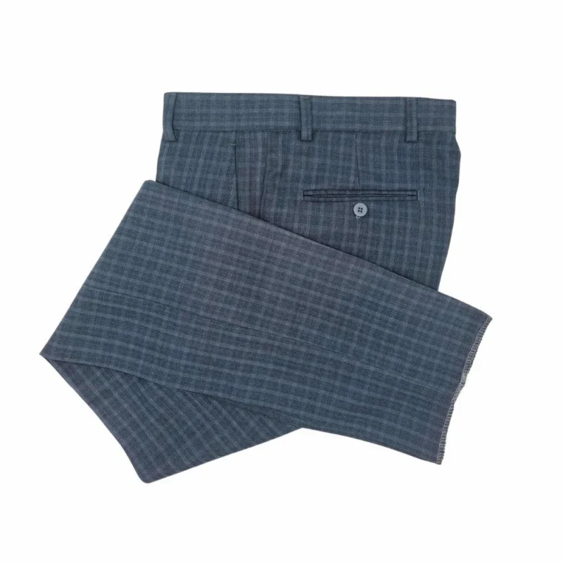 Calça social masculina cinza xadrez dobrada, pregas frontais e bolso lateral