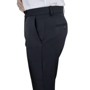 Detalhe do bolso traseiro com botão da calça social preta lisa com elastano