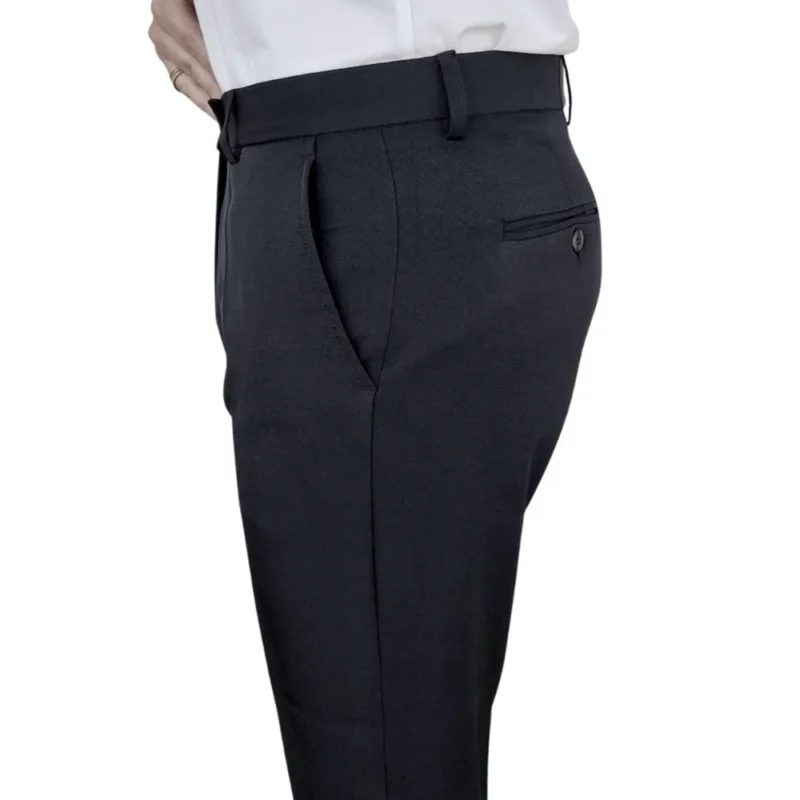 Detalhe do bolso traseiro com botão da calça social preta lisa com elastano