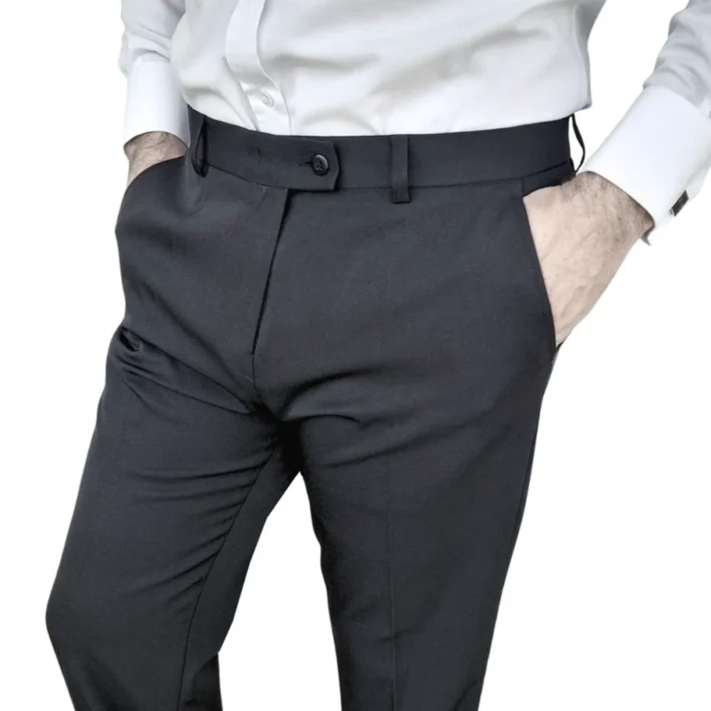 Calça social preta lisa com elastano vestida, caimento reto do executivo