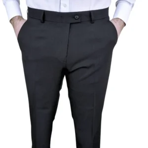 Calça social preta lisa com elastano, vista frontal com mãos nos bolsos