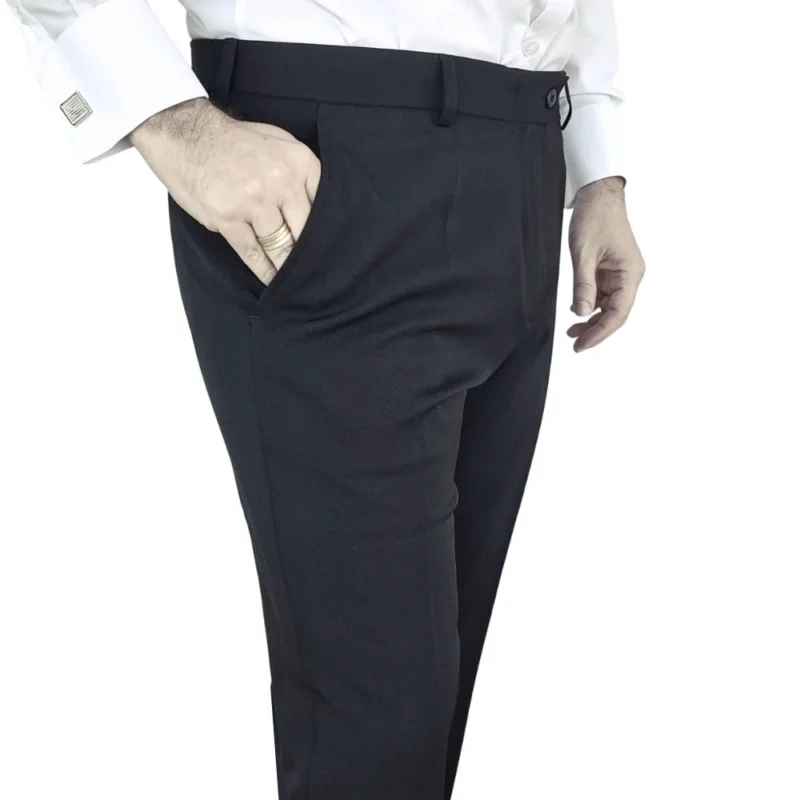 Calça social preta lisa com elastano, vista lateral com caimento reto