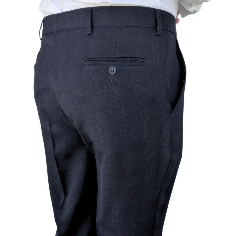 Detalhe do bolso traseiro com botão da calça social preta noite xadrez príncipe de gales