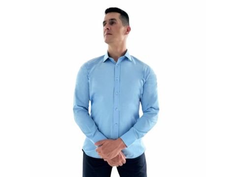 Modelo usando camisa azul italiana lisa sulfite da MS Stilos em fundo branco