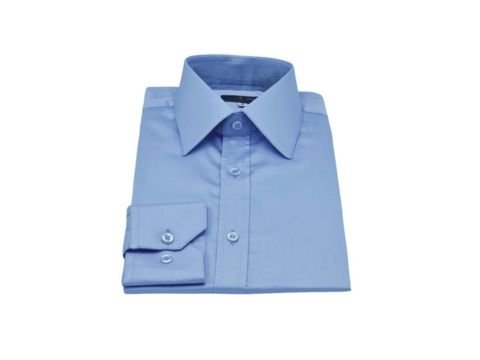 Camisa azul lisa francesa da MS Stilos em fio egípcio com elastano e toque acetinado, fotografada dobrada em fundo branco