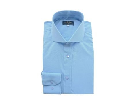 Camisa social azul lisa com colarinho cutaway italiano aberto da MS Stilos dobrada em fundo branco.