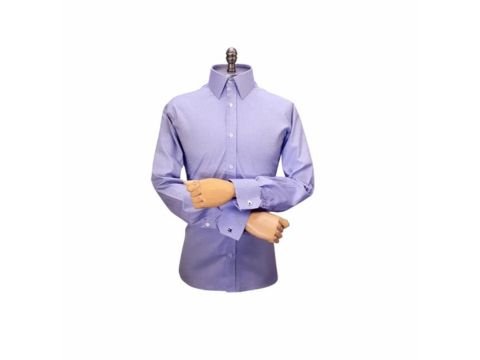 Camisa com abotoadura masculina em fio egípcio com acabamento refinado no punho para visual social elegante.
