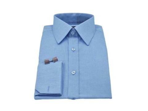 Camisa francesa azul lisa 100% algodão da MS Stilos dobrada com destaque para punho de abotoadura e acabamento sofisticado.