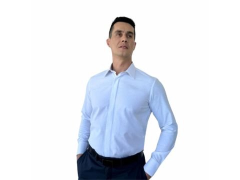 Homem vestindo camisa social com colarinho estruturado, modelo de camisa gola dura que reforça elegância, presença e alinhamento visual.