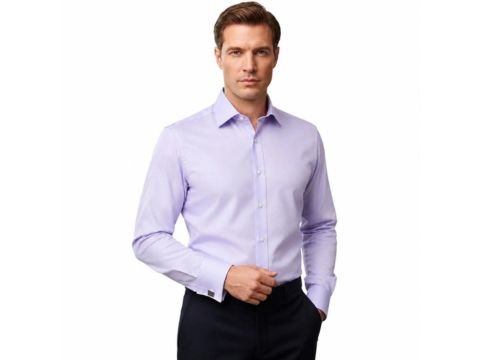Homem usando camisa de punho duplo lilás da MS Stilos com visual elegante e sofisticado.