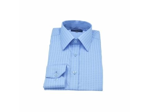 Camisa social azul claro xadrez da MS Stilos dobrada em fundo branco