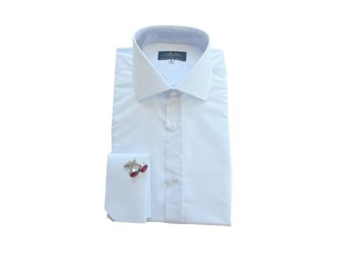 Camisa social branca masculina da MS Stilos dobrada, com visual elegante e acabamento sofisticado para eventos formais.