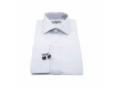 Punho duplo de camisa social branca com abotoaduras pretas