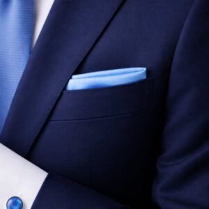 Lenço De Bolso Azul Serenity Acetinado Elegância Suave E Refinada — aberto mostrando os detalhes de costura e acabamento