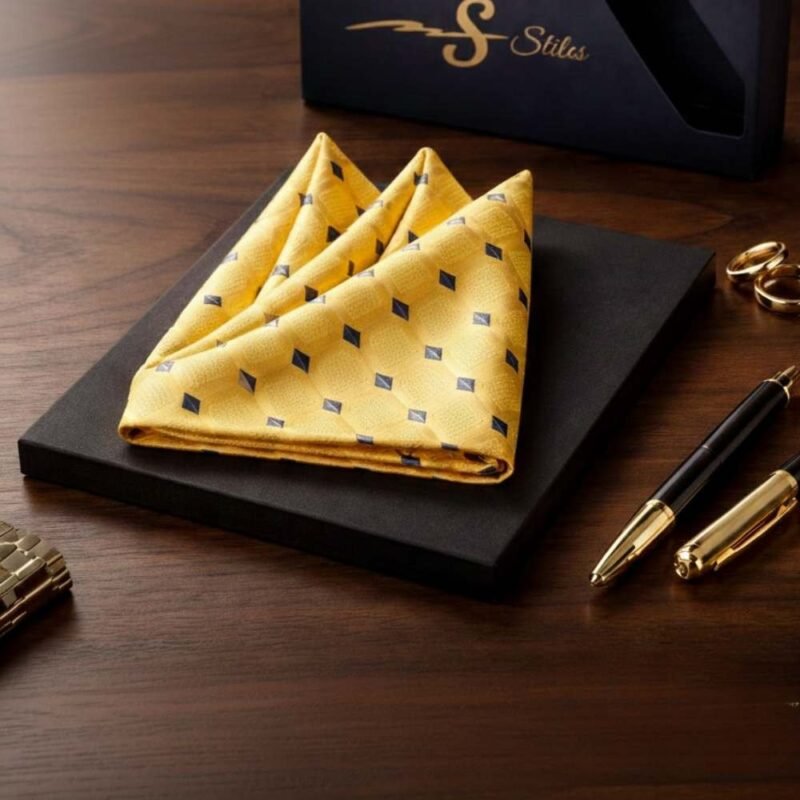 Lenço De Bolso Dourado Geométrico Elegância Solar Com Detalhes Azul Marinho — em dobra presidencial para terno social alinhado