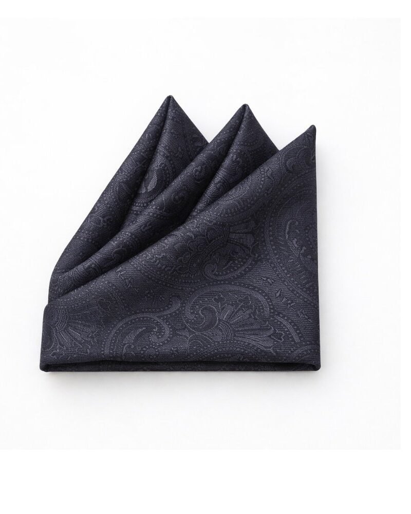 Lenço De Bolso Grafite Com Padrão Paisley Elegância Sofisticada E Presença Discreta Para Paletó Masculino — foto principal dobrado