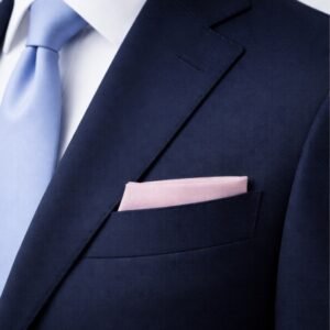 Lenço De Bolso Rosa Bebê Liso Elegância Minimalista E Refinada — no bolso do paletó