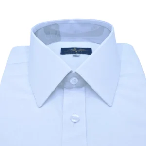 Close da gola francesa rígida da camisa branca lisa sulfite, com a etiqueta Ms Stilos