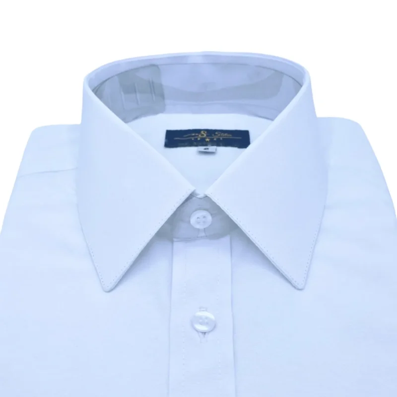 Close da gola francesa rígida da camisa branca lisa sulfite, com a etiqueta Ms Stilos