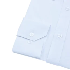 Detalhe do punho de botão da camisa branca lisa sulfite, com a carcela frontal