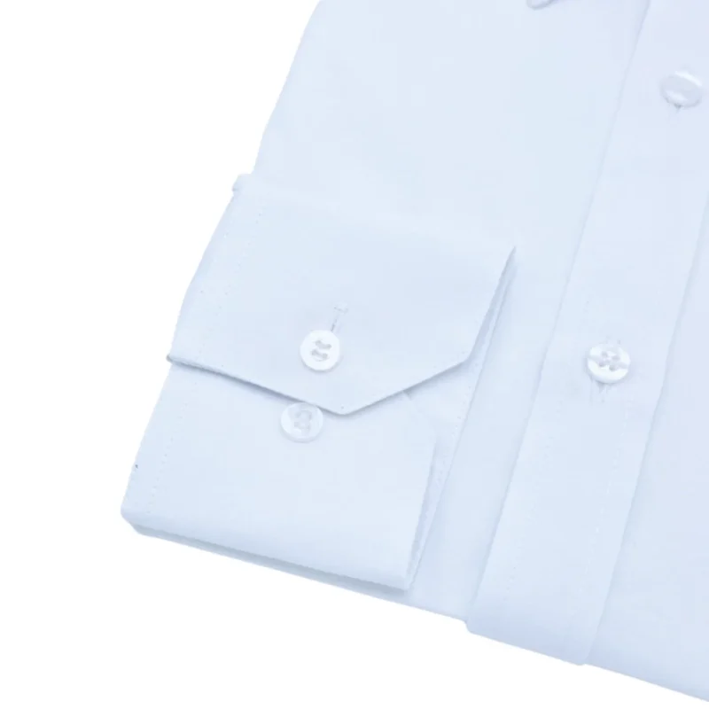 Detalhe do punho de botão da camisa branca lisa sulfite, com a carcela frontal