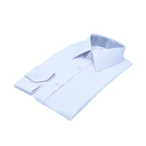 Camisa branca lisa sulfite francesa dobrada, com a gola e o punho de botão à vista
