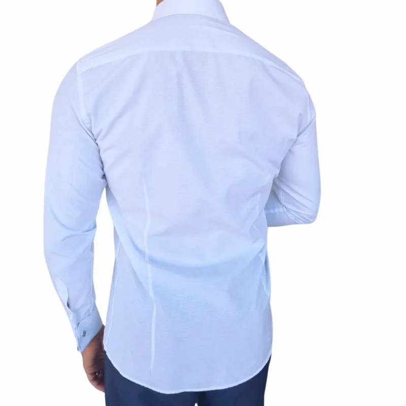 Costas da camisa social branca lisa sulfite vestida, com o caimento semi slim