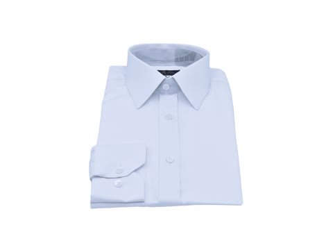 Camisa branca de colarinho francês com maquinetado discreto, textura sutil em tecido passa fácil