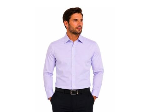Homem usando camisa social lilás de algodão egípcio com colarinho francês, combinada com calça social escura, em visual elegante e profissional.