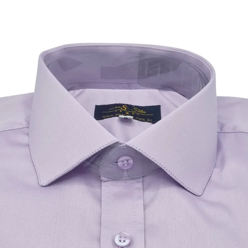 Close frontal do colarinho italiano e peitilho da camisa lilás lisa em fio egípcio com toque acetinado.