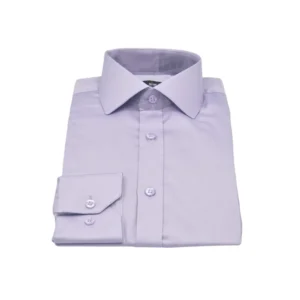 Camisa lilás lisa italiana em fio egípcio com toque acetinado dobrada em vista frontal, com punho à mostra.