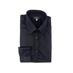 Camisa preta lisa francesa em fio egípcio com toque acetinado dobrada em apresentação frontal completa da peça.