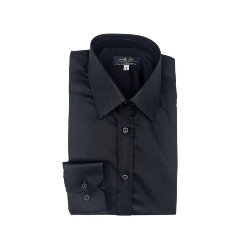 Camisa preta lisa francesa em fio egípcio com toque acetinado dobrada em apresentação frontal completa da peça.
