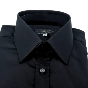 Close frontal do colarinho e peitilho da camisa preta lisa francesa em fio egípcio com toque acetinado.