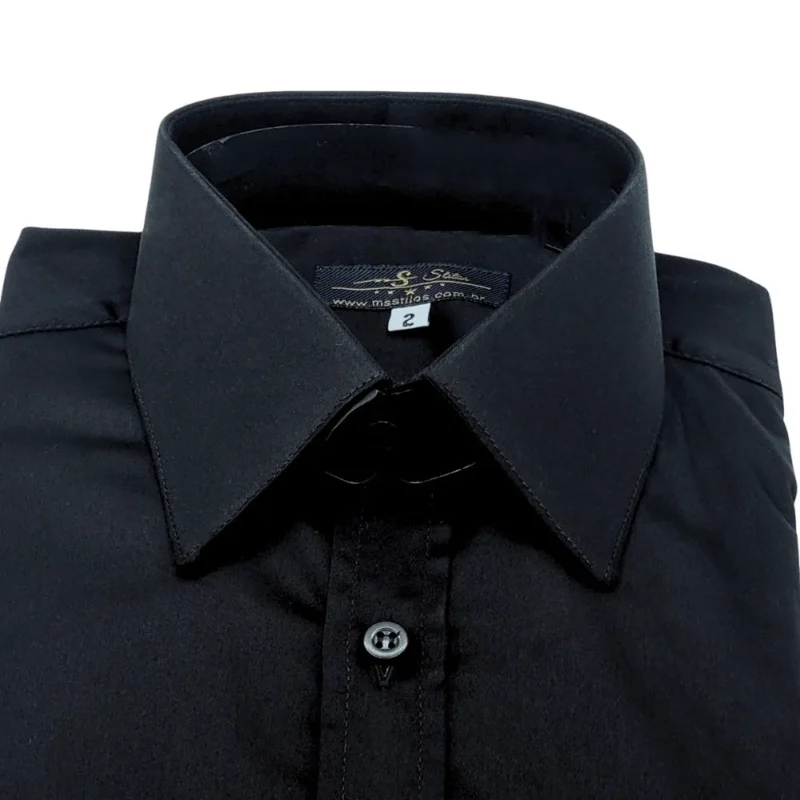 Close frontal do colarinho e peitilho da camisa preta lisa francesa em fio egípcio com toque acetinado.
