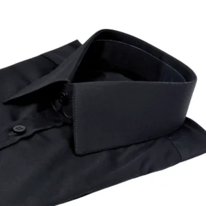 Detalhe lateral da gola francesa rígida da camisa preta lisa em fio egípcio com toque acetinado.