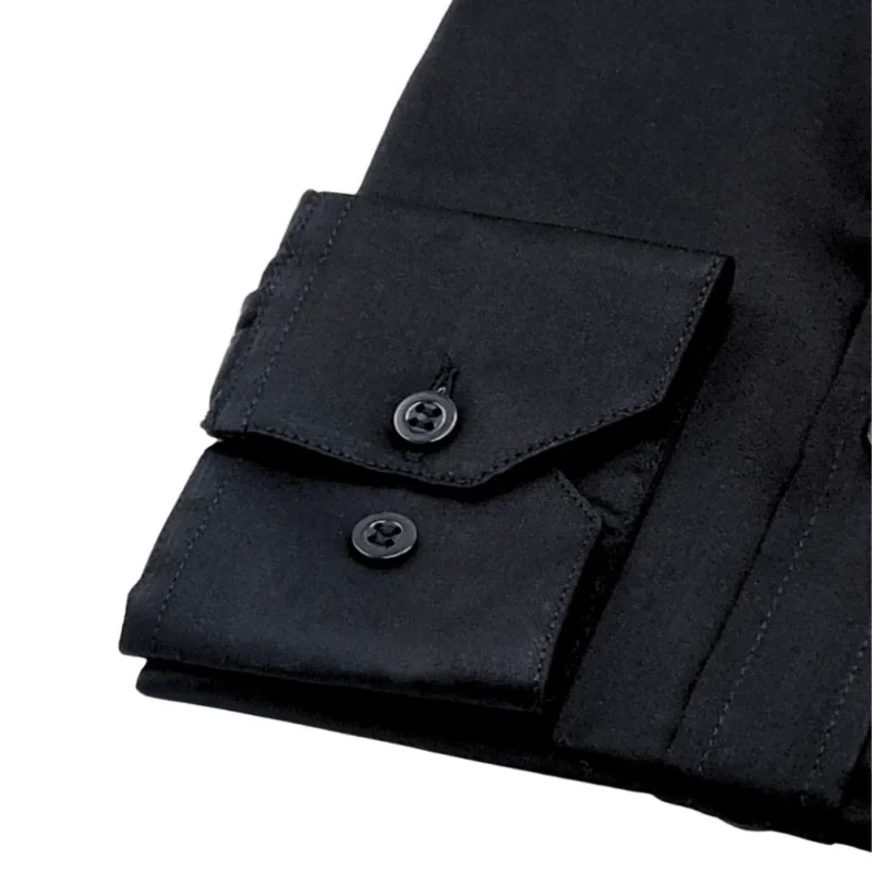 Detalhe do punho com botões da camisa preta lisa francesa em fio egípcio com toque acetinado.