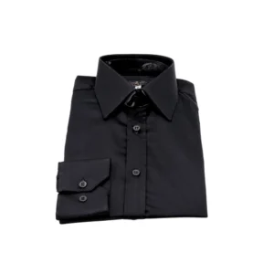 Camisa preta lisa francesa em fio egípcio com toque acetinado dobrada em vista frontal.