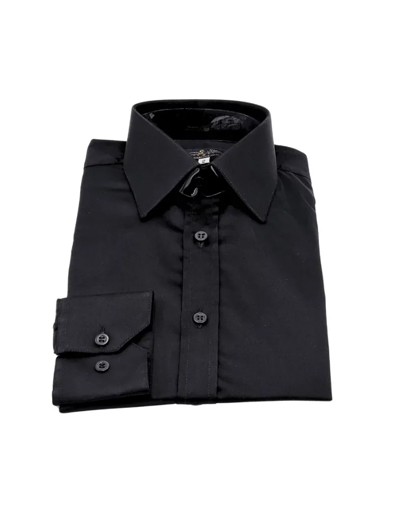Camisa preta lisa francesa em fio egípcio com toque acetinado dobrada em vista frontal.