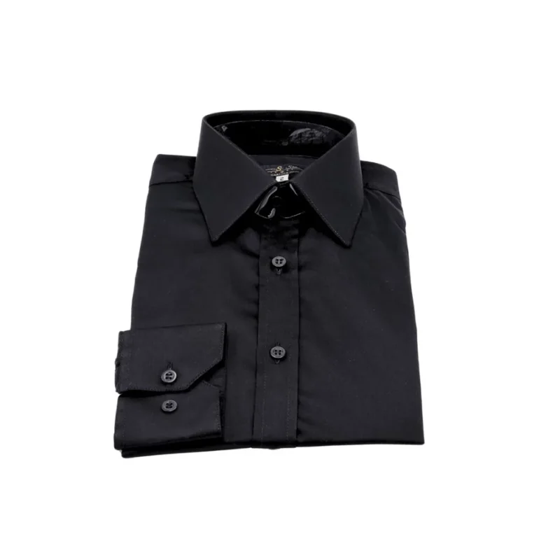 Camisa preta lisa francesa em fio egípcio com toque acetinado dobrada em vista frontal.