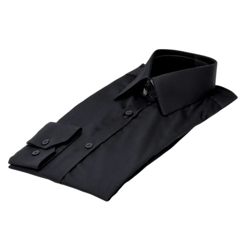 Camisa preta lisa francesa em fio egípcio com toque acetinado dobrada em vista diagonal.