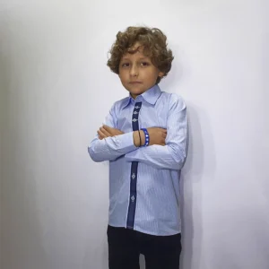 Camisa slim kids azul compose vestida por menino de braços cruzados, com gola francesa