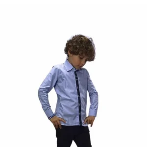 Camisa slim kids azul compose em algodão, com carcela marinho contrastante, de frente