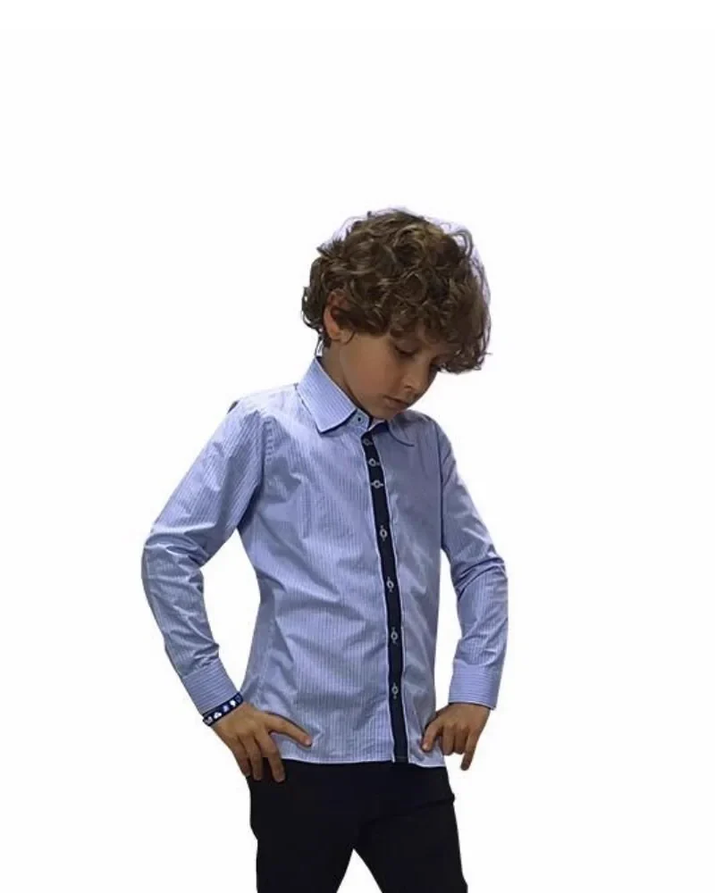 Camisa slim kids azul compose em algodão, com carcela marinho contrastante, de frente