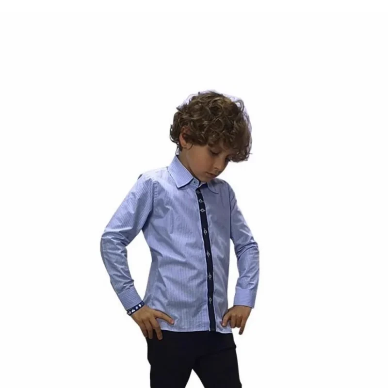 Camisa slim kids azul compose em algodão, com carcela marinho contrastante, de frente