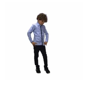 Menino de corpo inteiro com camisa slim kids azul compose, calça preta e tênis