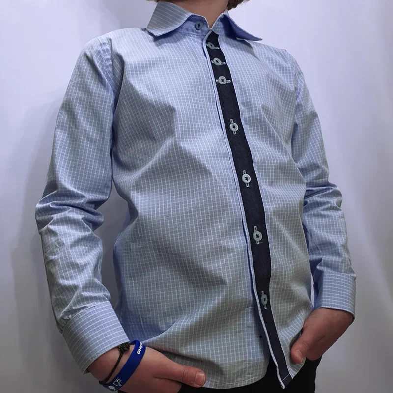 Detalhe da carcela marinho, dos botões e da gola francesa da camisa kids azul compose