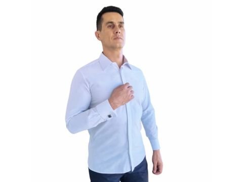 Homem usando camisa social azul clara de manga longa com visual elegante e sofisticado.